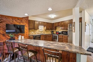 Appart'hôtel, 2 chambres | Cuisine privée | Grand réfrigérateur, micro-ondes, four, plaque de cuisson