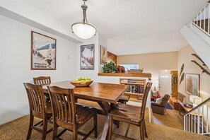 Townhome, 2 Bedrooms | Tempat makan