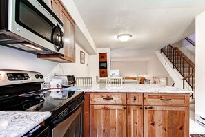 联排别墅, 2 间卧室 | 私人厨房 | 大冰箱、微波�炉、烤箱、炉灶