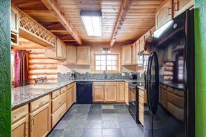 House, 3 Bedrooms | Private kitchen
