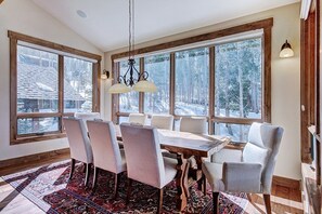 House, 5 Bedrooms | Dining