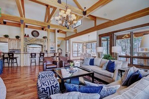 House, 5 Bedrooms | Living area