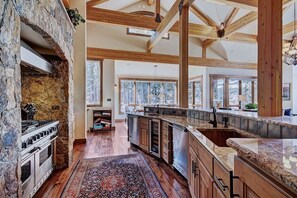 Maison, 5 chambres | Cuisine privée | Grand réfrigérateur, micro-ondes, four, plaque de cuisson