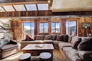 Condo, 6 Bedrooms | Living area