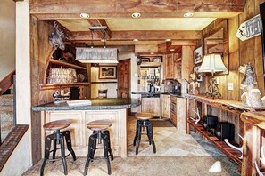 Condo, 6 Bedrooms | Private kitchen