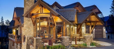 House, 6 Bedrooms | Exterior