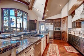 House, 6 Bedrooms | Private kitchen