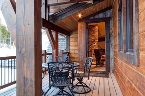 House, 6 Bedrooms | Outdoor dining