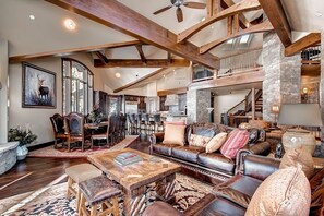 ハウス 6 ベッドルーム | リビング エリア | テレビ、DVD プレーヤー