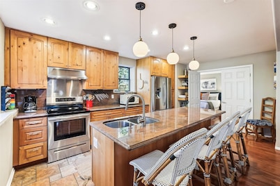 Park Forest  4 Bedroom Home by RedAwning