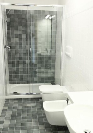 Douche, articles de toilette gratuits, sĂšche-cheveux, bidet