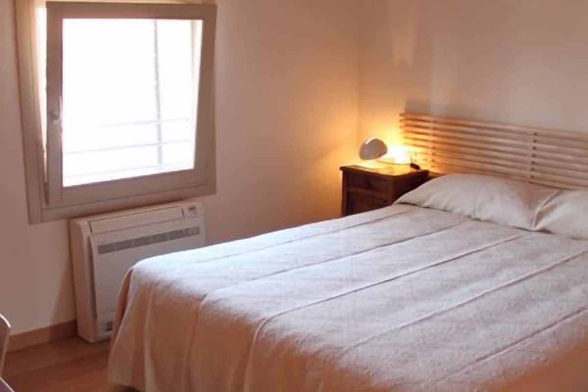 Een bureau, geluiddichte muren, extra bedden (toeslag), gratis wifi