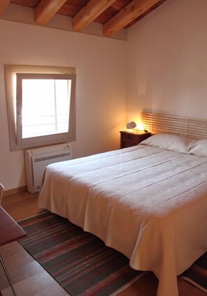 ห้องพักตกแต่งอย่างมีเอกลักษณ์, ตกแต่งพิเศษโดยเฉพาะ, โต๊ะทำงาน