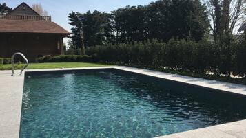 Piscina externa sazonal