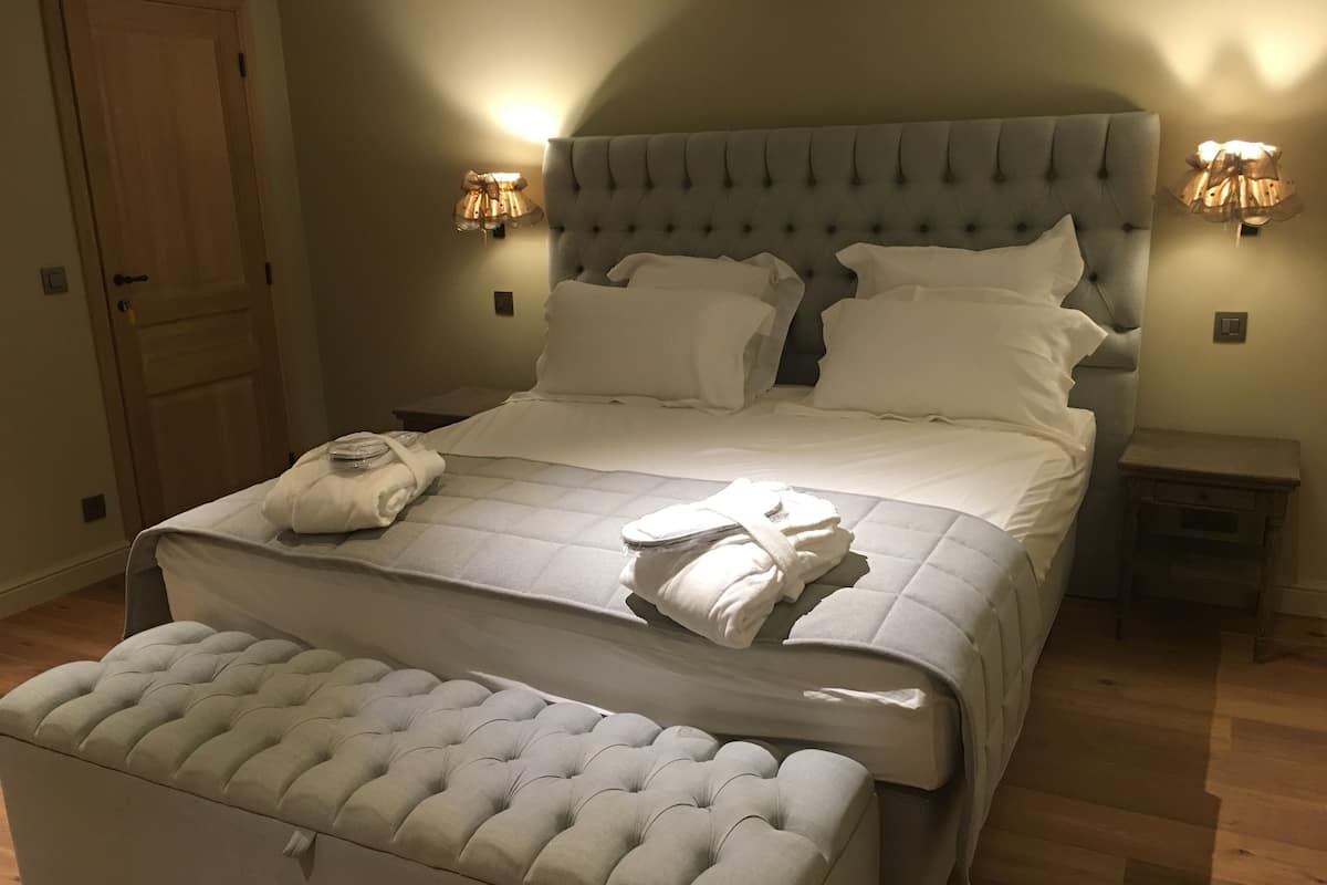 Deluxe tweepersoonskamer | Luxe beddengoed, een minibar, een kluis op de kamer, een bureau