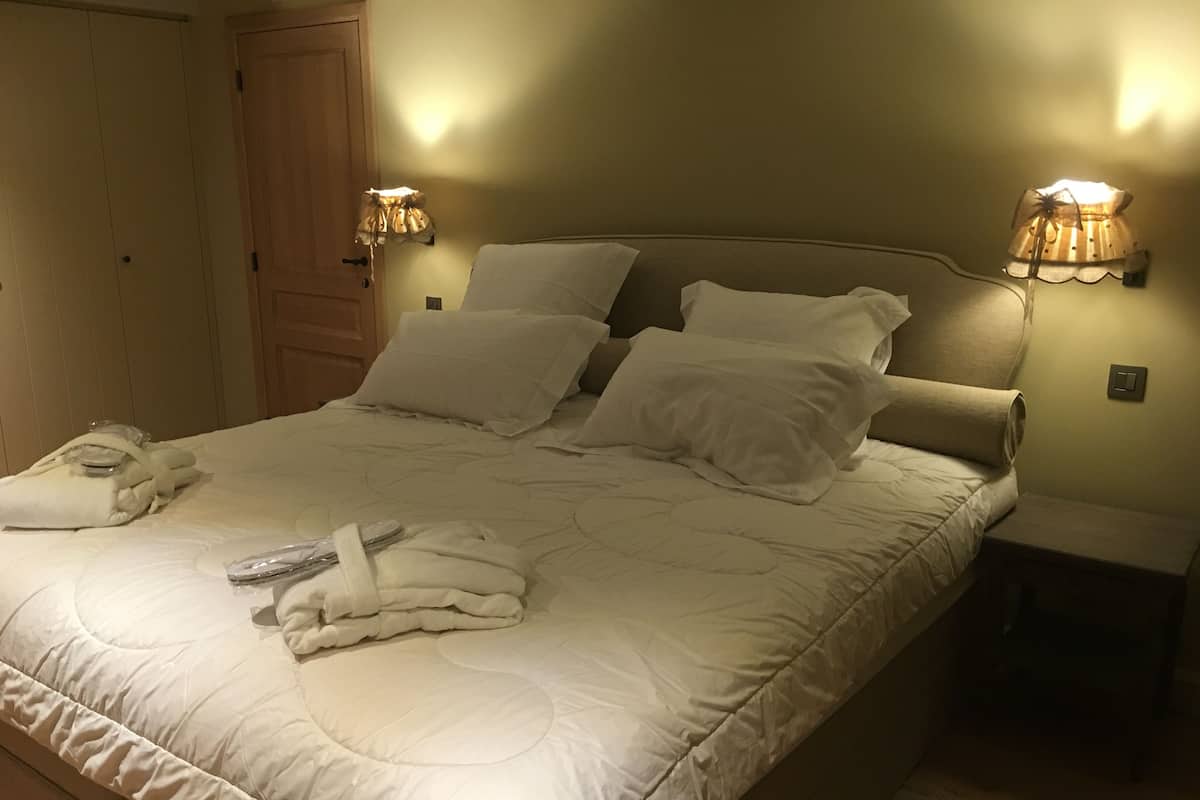 Luxe tweepersoonskamer, uitzicht op tuin | Luxe beddengoed, een minibar, een kluis op de kamer, een bureau