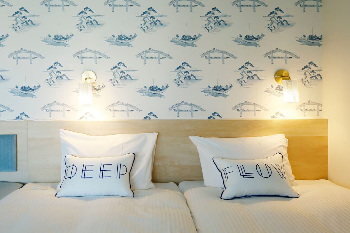 Free WiFi, bed sheets