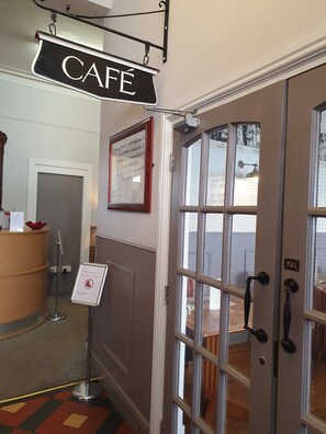 Café da manhã inglês todos os dias (GBP 12.50 por pessoa) 