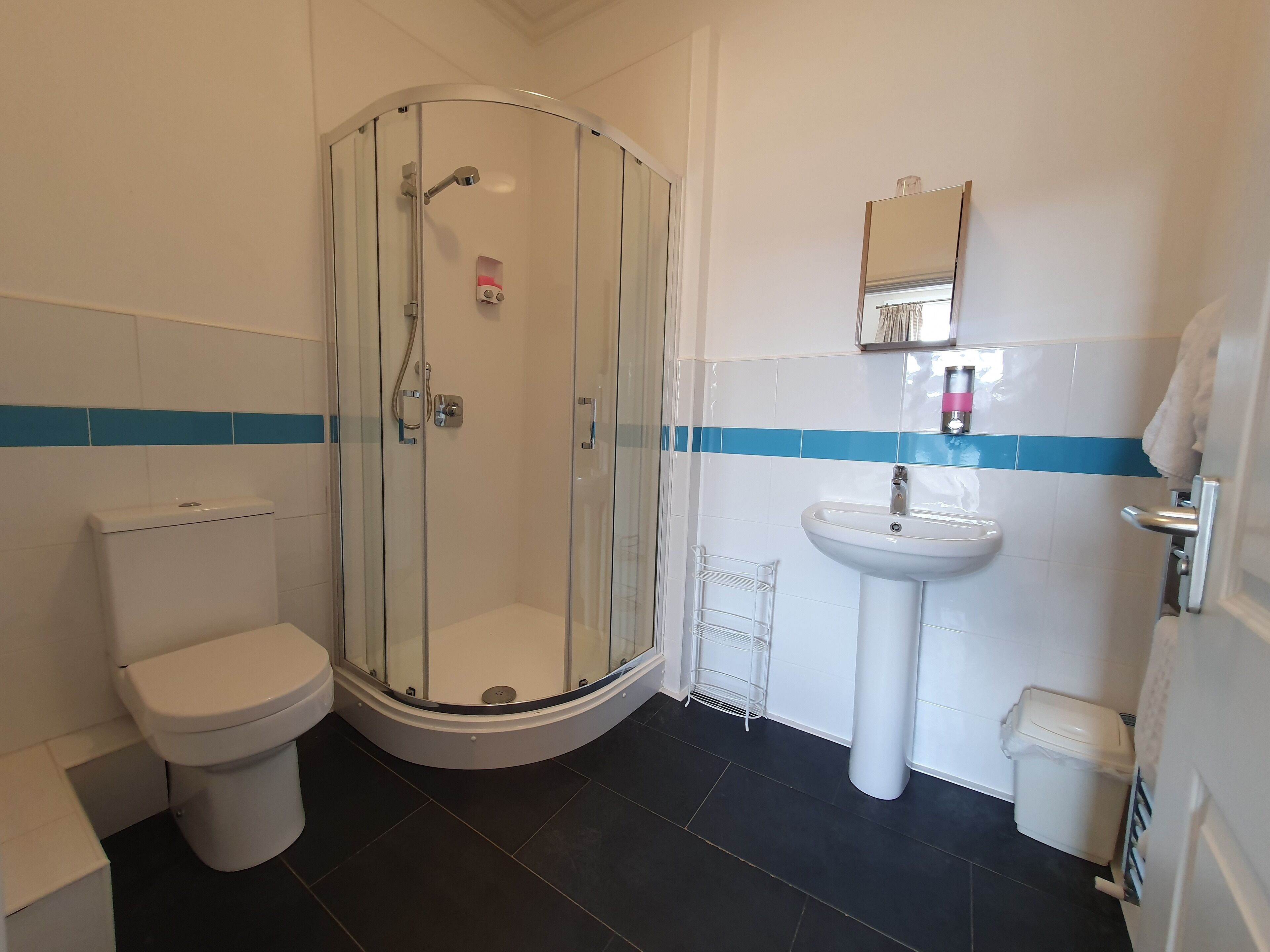 Chambre Standard double, 1 lit double | Salle de bain | Douche, articles de toilette (gratuits), séchoir à cheveux
