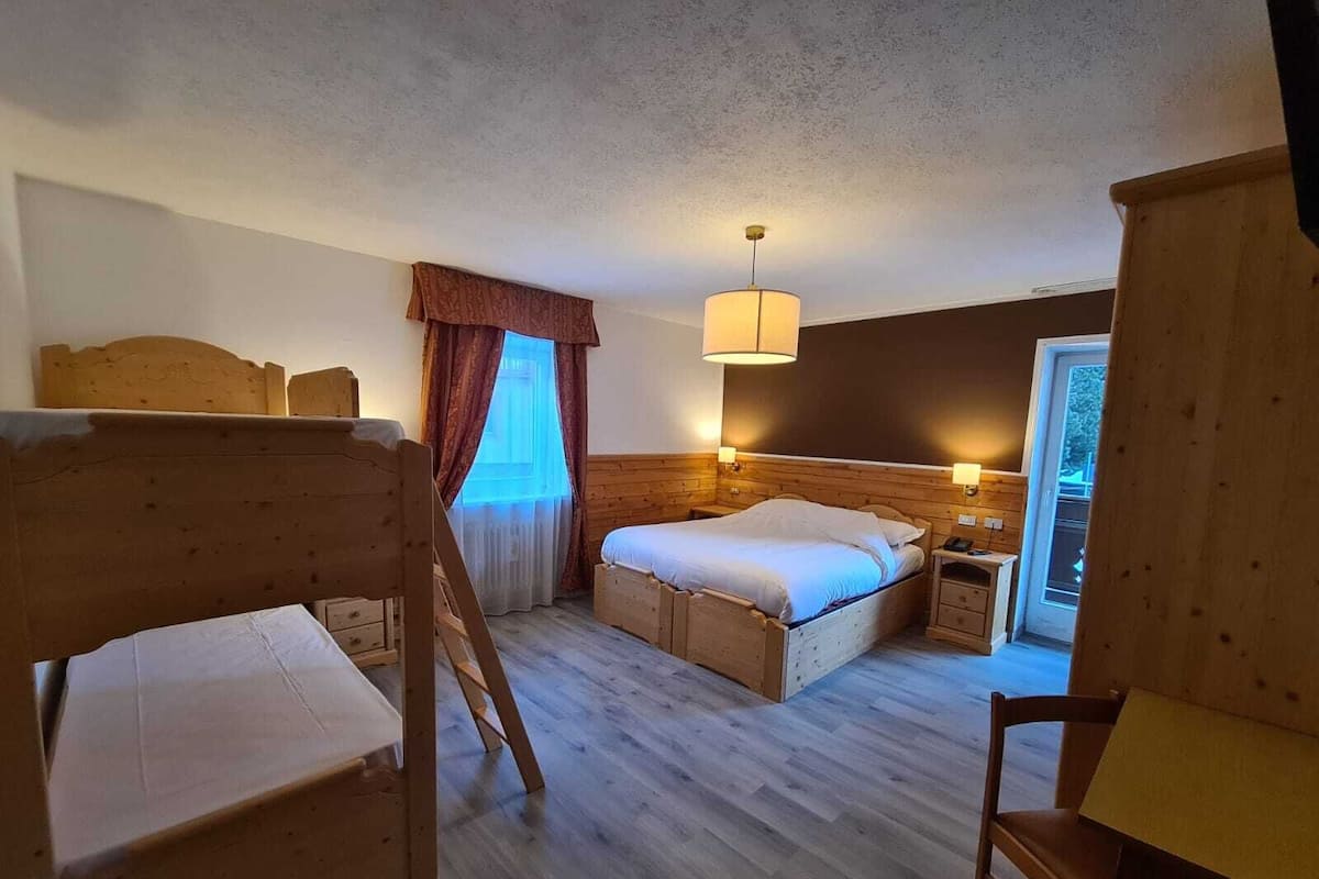 Down comforters, in-room safe, desk, soundproofing