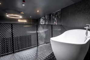 Black Loft | Sengetøy av topp kvalitet, minibar og skrivebord