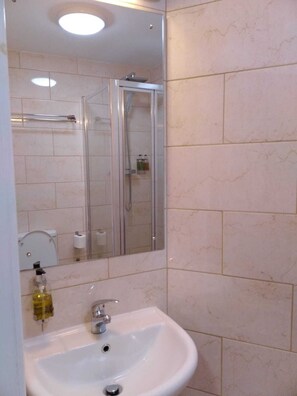 Douche, serviettes fournies