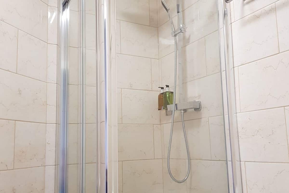 triple room, 1 bedroom | bathroom | shower, towels