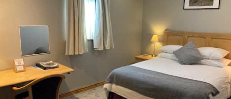 Escritorio, cortinas blackout, tabla de planchar con plancha y cunas