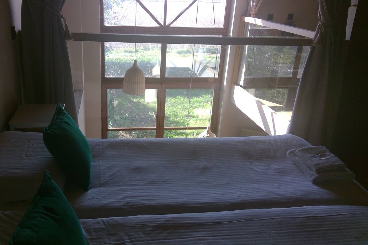 Escritorio, wifi gratis y ropa de cama