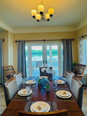 Villa | Essbereich im Zimmer