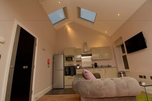 Flat-screen TV - Harrogate Lifestyle Luxury Serviced ApartHotel (Harrogate)