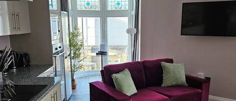 Luxe appartement, 2 slaapkamers (1 bathroom) | Woonruimte | Een flatscreentelevisie