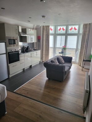 Full-sized fridge, microwave, oven, stovetop - Harrogate Lifestyle Luxury Serviced ApartHotel (Harrogate)