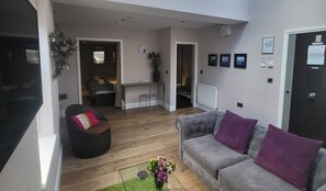 1 bedroom, premium bedding, desk, laptop workspace
