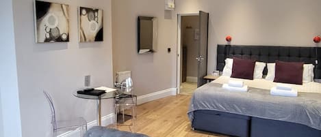 1 bedroom, premium bedding, desk, laptop workspace