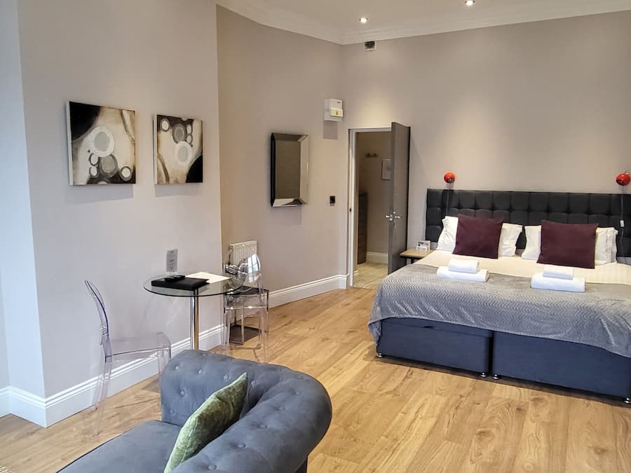 1 bedroom, premium bedding, desk, laptop workspace