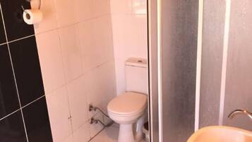 Douche, articles de toilette gratuits, sĂšche-cheveux, chaussons