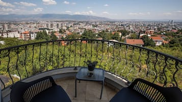 Klassieke tweepersoonskamer, 1 queensize bed, balkon, uitzicht op stad | Uitzicht op de stad