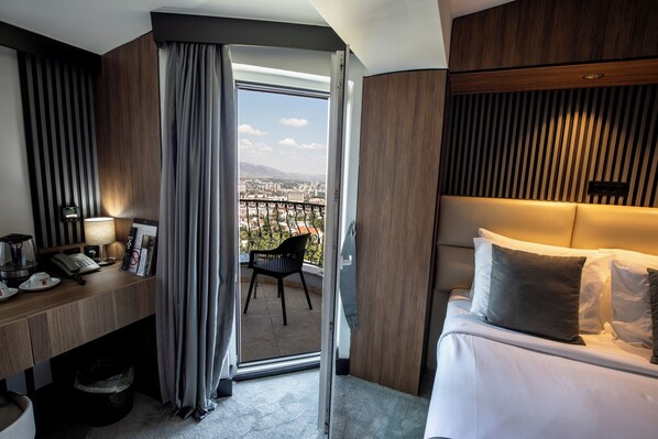 Premium bedding, minibar, desk, blackout drapes