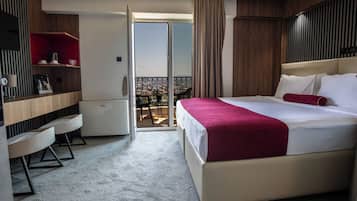 Quarto casal clássico, 1 cama Queen, sacada, vista para a cidade | Terraço/pátio