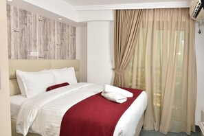 1 bedroom, premium bedding, minibar, desk