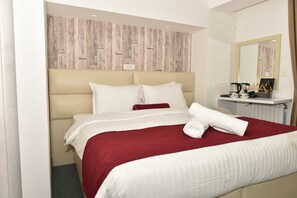 1 bedroom, premium bedding, minibar, desk