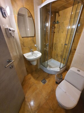 Quarto casal ou duplo superior, sacada, vista para o parque | Banheiro | Chuveiro, produtos de toalete grátis, secador de cabelo
