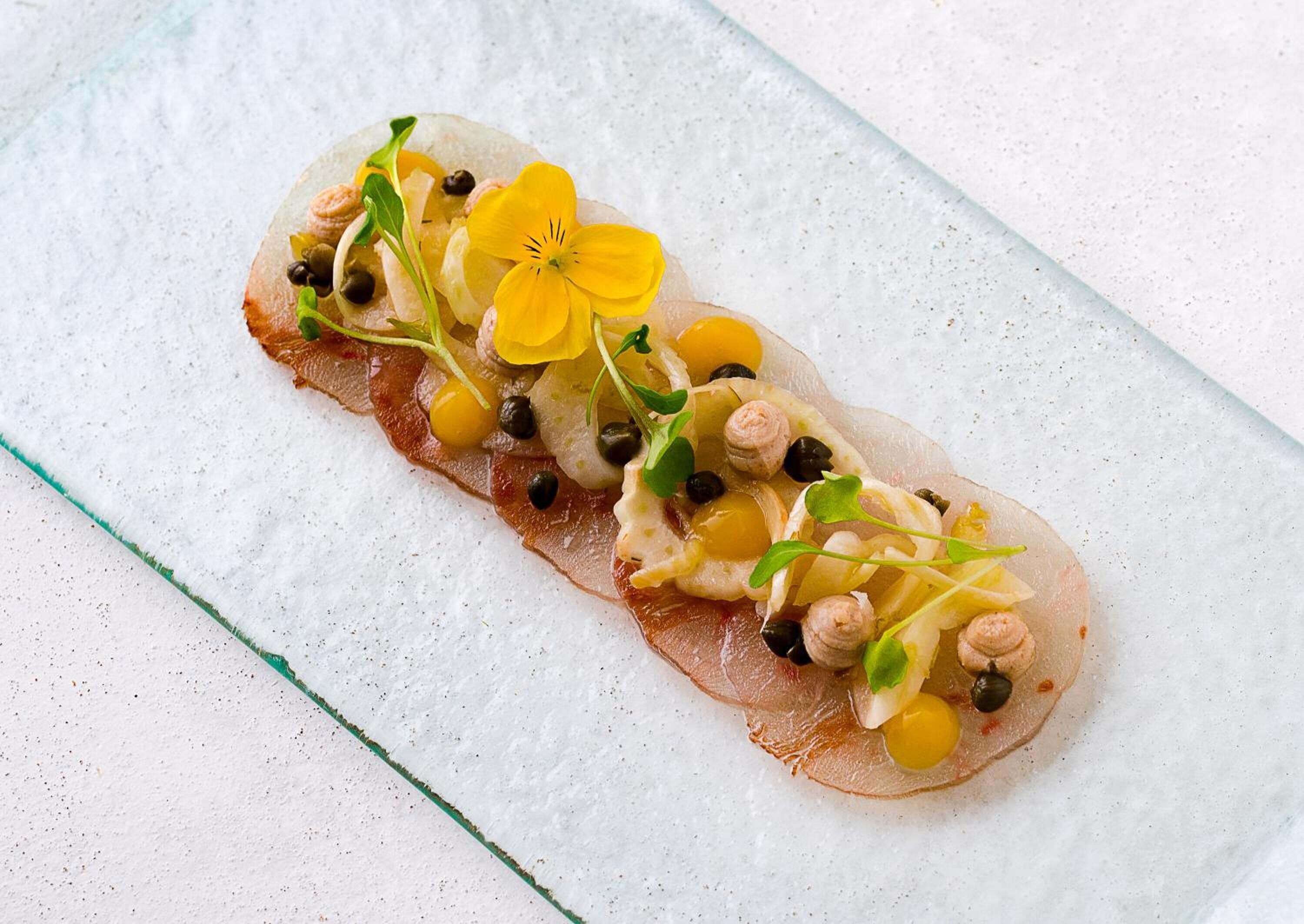 Un plato con diversos ingredientes.