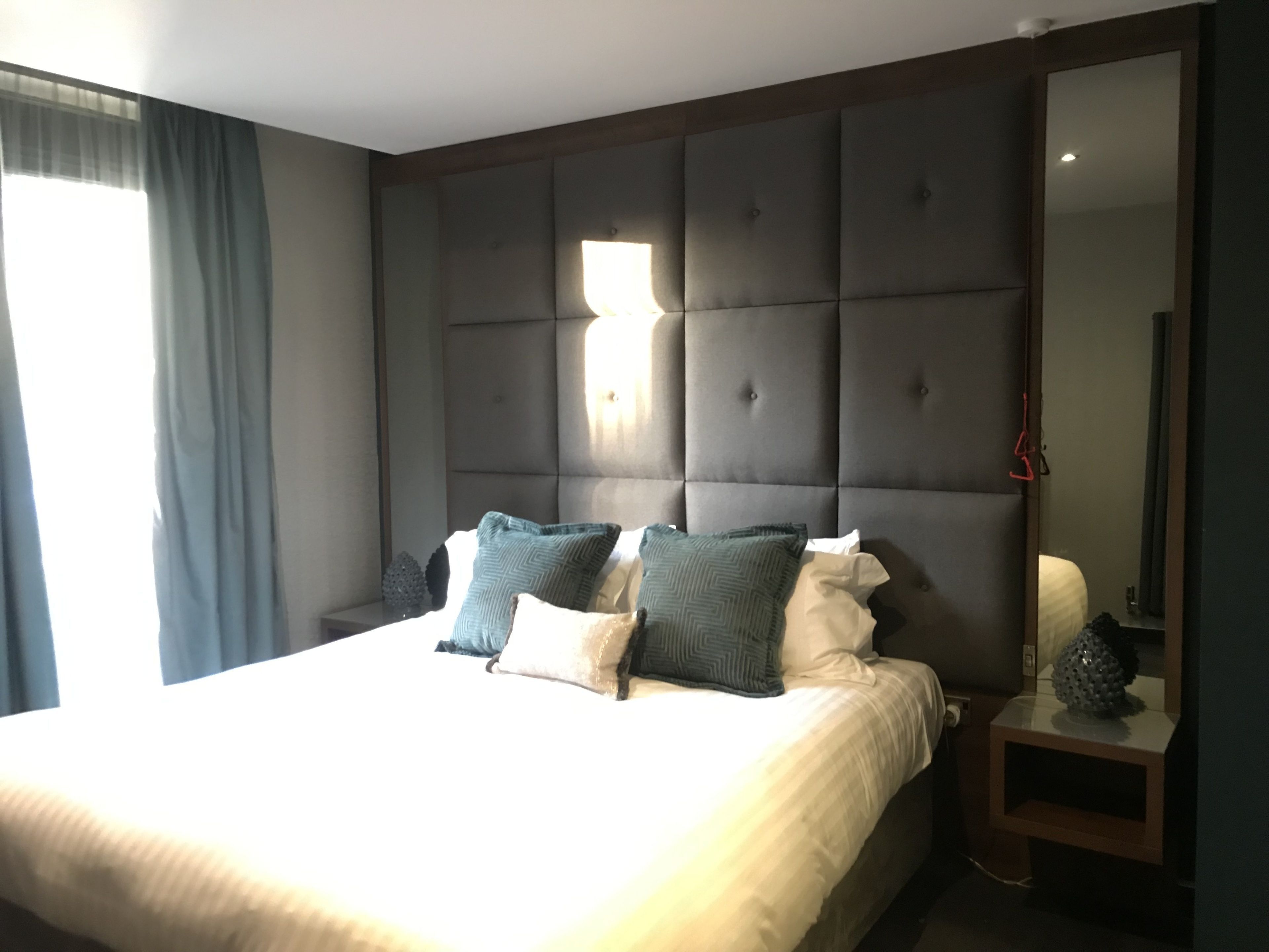 Minibar, Zimmersafe, Schreibtisch, laptopgeeigneter Arbeitsplatz