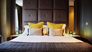 A hotel room with a large bed, a tufted headboard, and decorative pillows. - San Pietro Restaurant with Rooms (Scunthorpe)