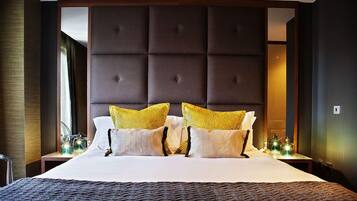 Minibar, caja de seguridad en la habitación y escritorio