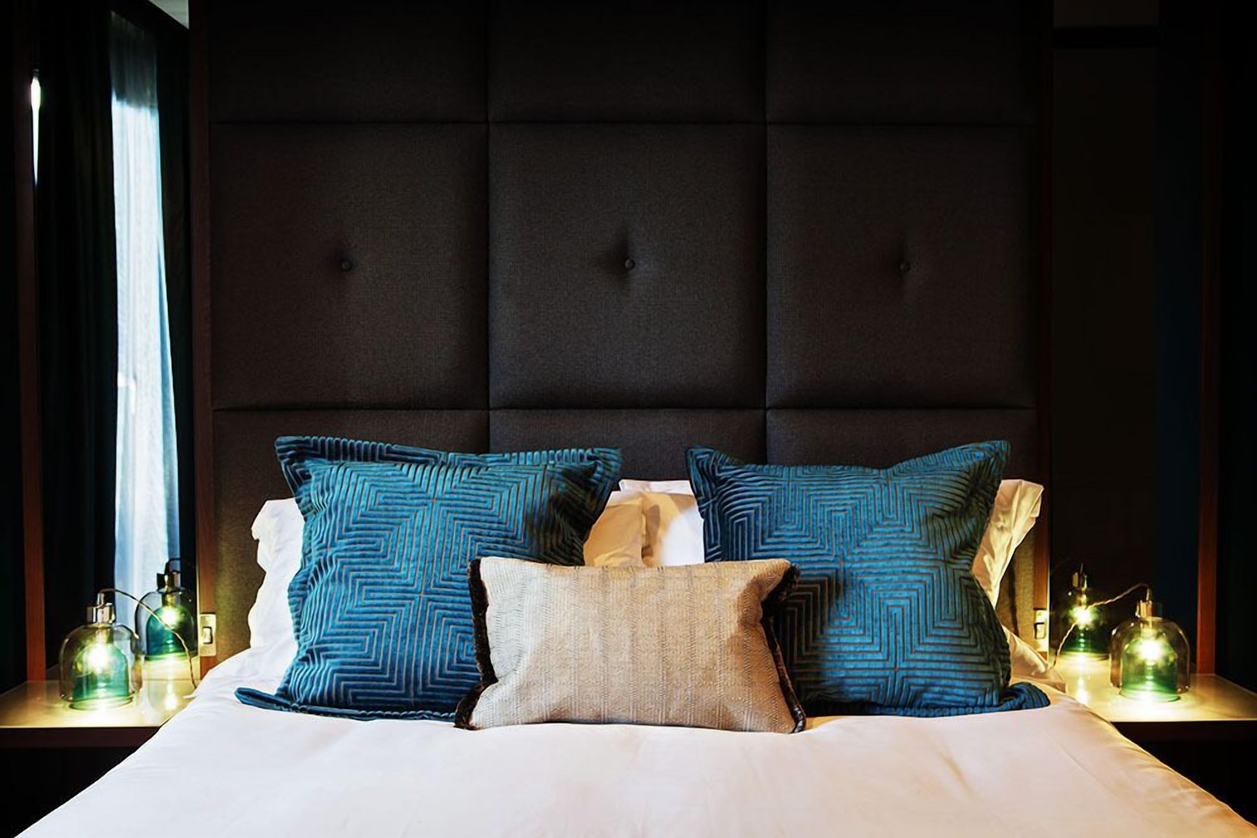 มินิบาร์, ตู้นิรภัยในห้องพัก, โต๊ะทำงาน, พื้นที่ทำงานแบบใช้แล็ปท็อป