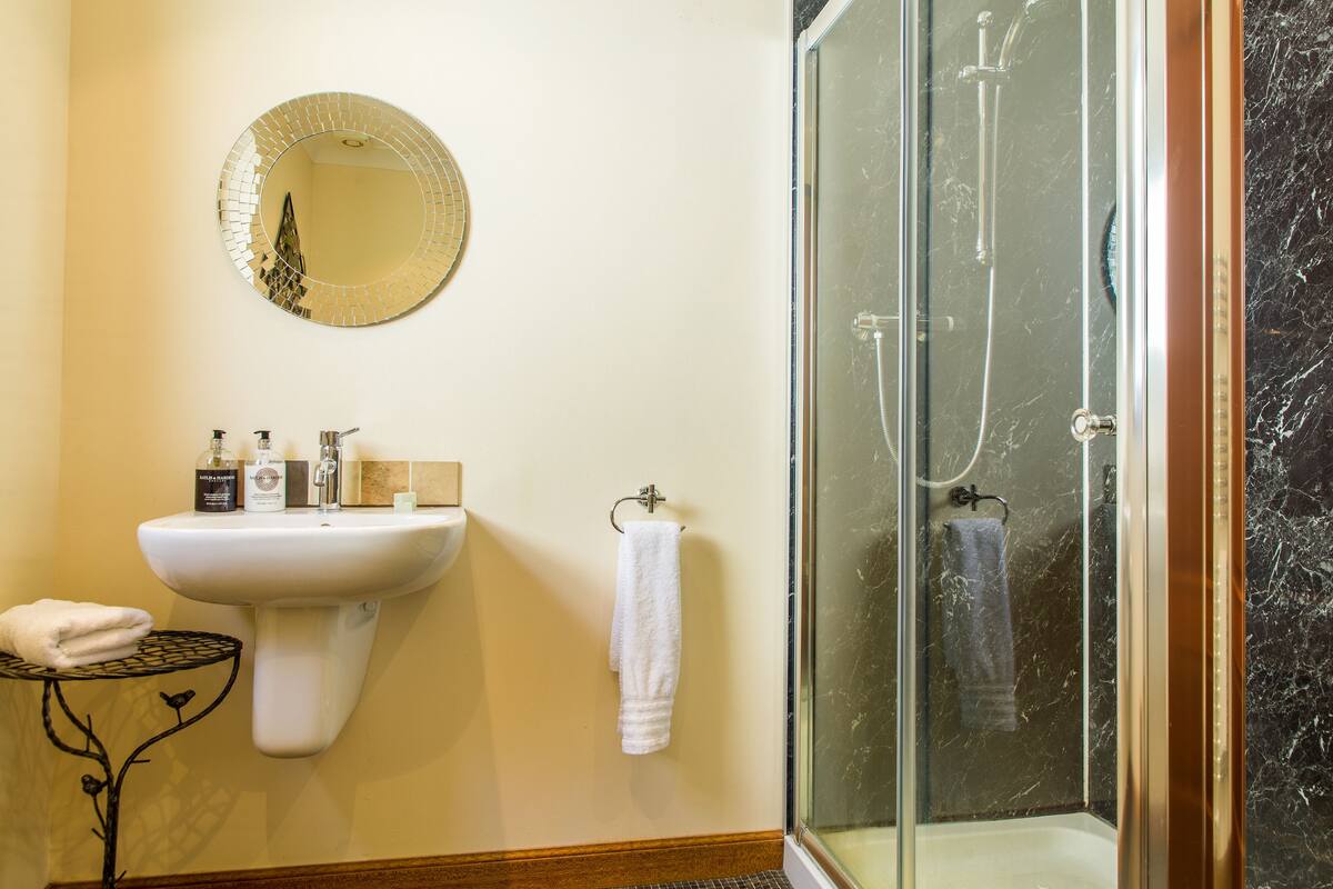 Deluxe Double Room, Valley View | Bathroom shower