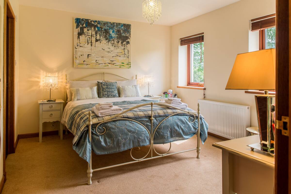 Deluxe Double Room, Hill View | Desk, free WiFi